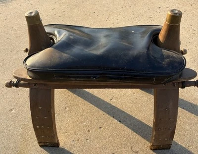 Taburete de asiento de cuero negro madera camel de colección boho marroquí Oriente Medio Foto 1 de 4