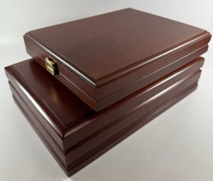 Set 2 portagioie ricordo in legno di mogano Reed & Barton con chiusura in ottone - Foto 1 di 14