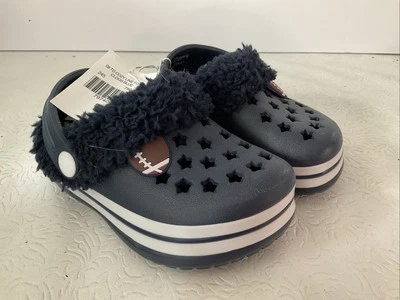 Crocs infantis pele azul marinho com bobina de futebol tamanho 5 novo com etiquetas - Imagem 1 de 4