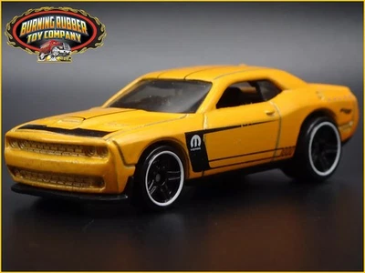 2008-2023 DODGE Challenger SRT Hellcat 1/64 Scala da Collezione Modellino Auto - Immagine 1 di 4