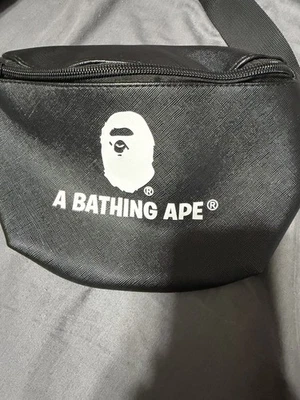 Сумка-слинг BAPE A Bathing Ape через плечо из ПВХ черная 2019 весенний журнал бесплатный подарок - Изображение 1 из 4
