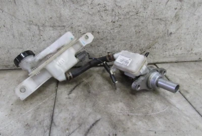 Cilindro maestro de freno Lincoln MKZ Fusion 2010-2012 Foto 1 de 3