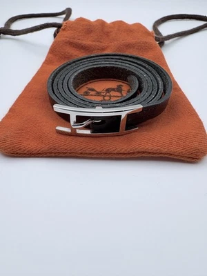 Autêntica pulseira Hermes Api de couro preto pulseira de envoltório longo prata fivela H - Imagem 1 de 4