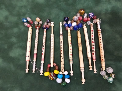 LOTE DE 10 BOBINAS ANTIGUAS DE ENCAJE CON LENTEJUELAS DE HUESO CON NOMBRE Foto 1 de 2