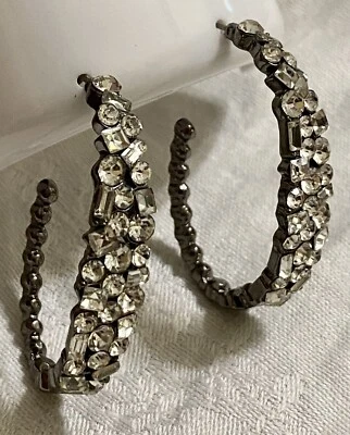 Pendientes grandes de medio aro con incrustaciones de diamantes de imitación blancos dignos de Diva en gris bronce Foto 1 de 4