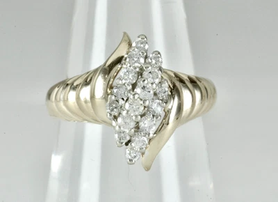 Lote de 10 anillos llamativos con racimo de diamantes de corte redondo de 0,48 quilates de oro amarillo de 14 k Foto 1 de 4