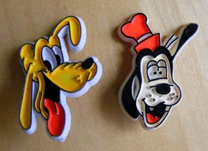 DE COLECCIÓN DISNEY PLUTO & GOOFY PLÁSTICO PRENDEDOR INSIGNIAS 1970/80S - Imagen 1 de 2