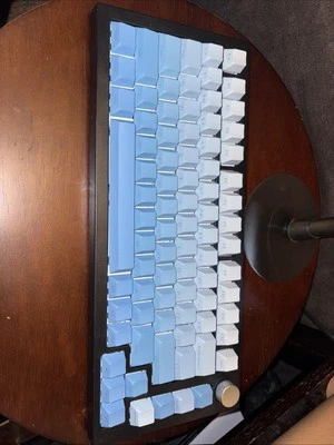 Teclado hecho a medida con interruptores lubricados Durock Piano V2 y tapas degradadas azules Foto 1 de 2