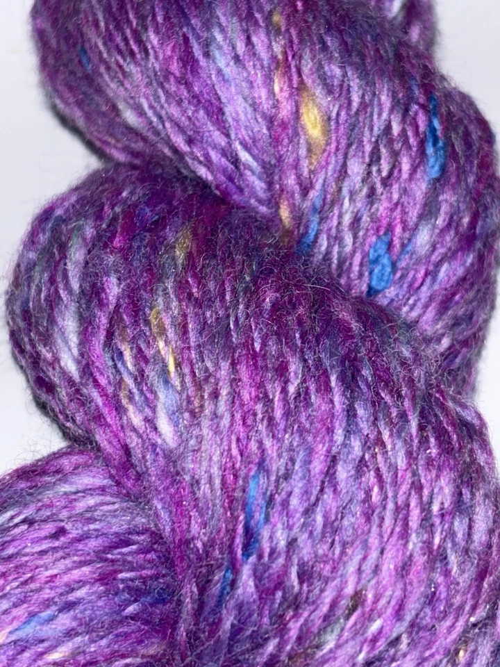 Fio auto-misturado feito à mão “Violet Yarn Burst” - Imagem 1 de 4