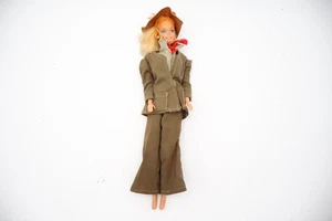 Vintage 60er Mattel Barbie Puppe 12 Zoll blonde blaue Augen - olivfarbenes Outfit & Hut - Bild 1 von 7