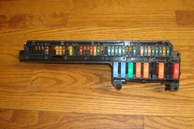 BMW E60 Serie 5 530Xi 2004-2007 OEM tablero delantero distribución de energía caja de fusibles relé Foto 1 de 4