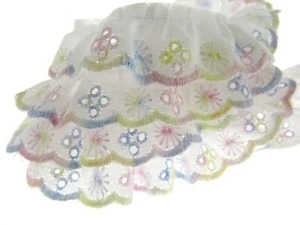 Frilly Broderie Anglaise - 3m x Multi Colour Daisy Pattern 25mm Wide DC245 - Picture 1 of 7