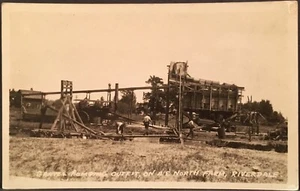 Cartolina fotografica reale - RPPC - Uomini al lavoro pompaggio ghiaia ~ A.E. North Farm-Riverdale - Foto 1 di 3