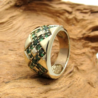 Wert 680,- Gold Ring 375 / 9 KT Gelbgold Ring breit grüne Steine - Bild 1 von 4