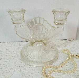 Jeannette Depression Glas - Iris & Fischgrät Muster Doppel Kerzenhalter - Bild 1 von 6