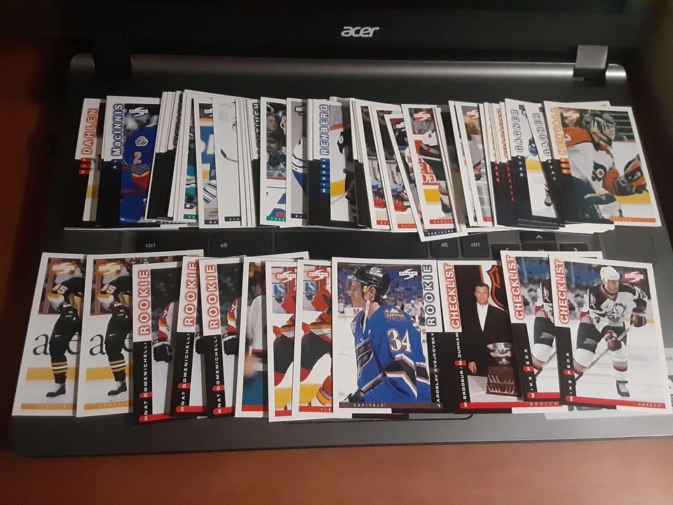 LOTE de 78 tarjetas de hockey 1997-1998 con novatos y listas de verificación Foto 1 de 1