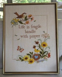 De colección Crewel "La vida es mango frágil con oración" enmarcado de madera 19 X 25 pulgadas - Imagen 1 de 10