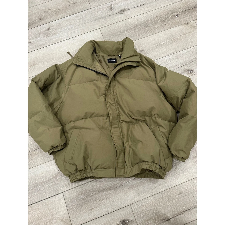 Chaqueta acolchada Essentials Fear of God verde oliva para hombre XL abrigo de gran tamaño Foto 1 de 4