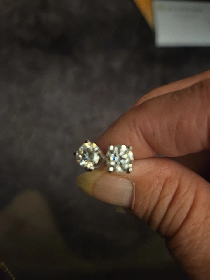 Pendientes de oreja de 2 quilates enchapados en oro blanco de 14K de corte redondo de laboratorio Foto 1 de 4