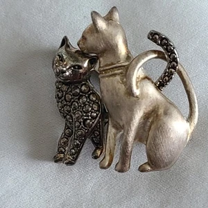 Silberfarbene Brosche Katze & Kätzchen Freunde Brosche Metall Pin Rückseite 1,5" - Bild 1 von 9