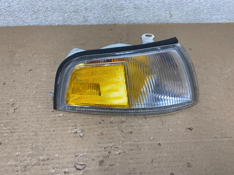 Mitsubishi Mirage 1997 a 2001 pasajero derecho señal de giro derecha OEM R0597 DW Foto 1 de 4