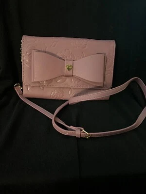 Cartera bandolera Betsey Johnson con cadena púrpura floral lazo en relieve usada en excelente estado Foto 1 de 4