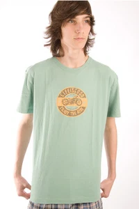 Life is Good Valient Green Vintage Motorcycle Creamy Tee Mens T-Shirt Top NWT - Foto 1 di 4