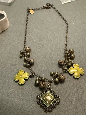 DELICADO COLLAR LAILA ROWE 16” CHAPADO EN VERDE Y LATÓN - BISUTERÍA Foto 1 de 4