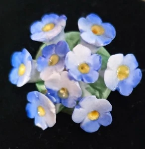 Broche prendedor flor porcelana hueso Artone hecho en Inglaterra no me olvides flor azul - Imagen 1 de 10