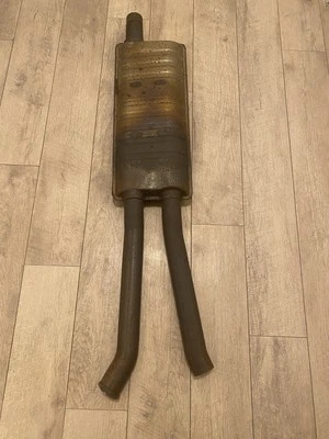 Средний резонаторный глушитель выхлопной системы Ford Mustang 2018-2023 годов выпуска - Изображение 1 из 4