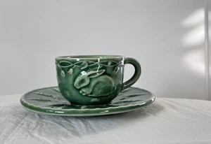 Taza de té y platillo retirado Bordallo Pinheiro Green Bunny Rabbit Demitasse Portugal - Imagen 1 de 6