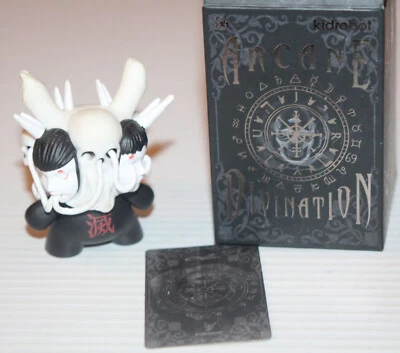 CIB con Tarjeta - Figura Kidrobot Arcano Adivinación Dunny Puerte Negra Tokio Jesús Foto 1 de 4