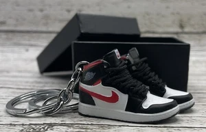 Par de llaveros para zapatillas de baloncesto rojas de gimnasio 3D con caja mini regalo bombo zapatilla - Imagen 1 de 1