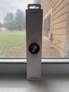 NEW (sealed) Samsung Smartwatch Galaxy Watch 7 44mm SM-L310 Wi-Fi + GPS Silver - Photo 1 sur 4