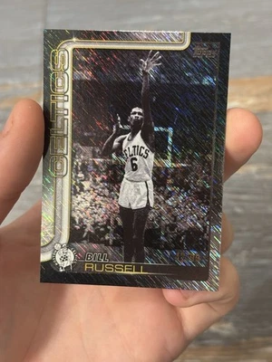 Baloncesto Topps Black Friday 2025-26 Bill Russell Blackout #251 Shimmer/99 Foto 1 de 4