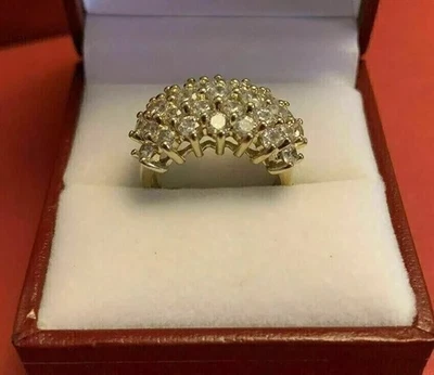Anillo de compromiso con racimo de diamantes simulados de corte redondo de 2 quilates enchapado en oro amarillo de 14 k Foto 1 de 4