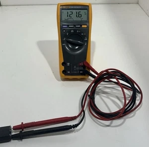 Multímetro digital Fluke 77 IV 1000 V voltaje CA/CC, amperio con cables de prueba Excell - Imagen 1 de 17