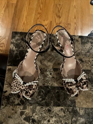 Betsey Johnson Felipe 豹纹珍珠装饰高跟鞋 9.5 码全新带盒 — 第 1/4 张图片