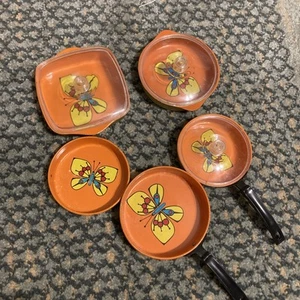 Vintage Childrens Covered Pots And Pans 70’s Butterfly Set Of 5 - Imagen 1 de 3