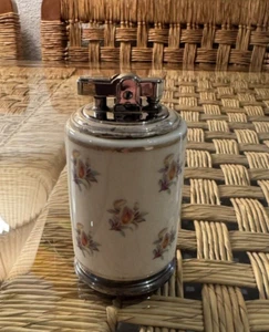 VINTAGE RONSON VIOLA FLORAL DESIGNED PORCELAIN TABLE CIGARETTE LIGHTER - Picture 1 of 14
