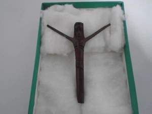 Ruanda Gedenkkruzifix geschnitzt aus den Hölzern dieser Kirche. - Bild 1 von 5