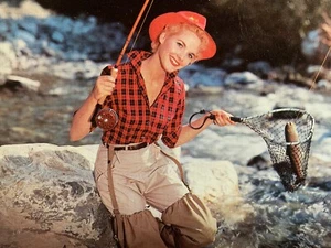 Una bonita postal de colección de fotógrafos de lanza libre de niña pin-up de pesca de captura - Imagen 1 de 13