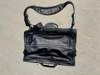 Bolso de ropa de cuero Tumi Trifold 934 vintage con percha de puerta (80) Foto 1 de 4
