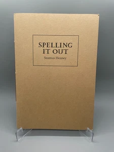 Spelling it Out by Seamus Heaney Gallery Books 2009 PB, Tribute - Foto 1 di 13