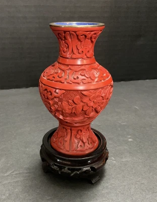 Jarrón chino de laca de cinabrio (laca sobre latón) diseño floral Foto 1 de 4