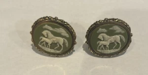 VINTAGE DANTE GOLD TONE GREEN CAMEO INCOLAY HORSE CUFFLINKS - Picture 1 of 4