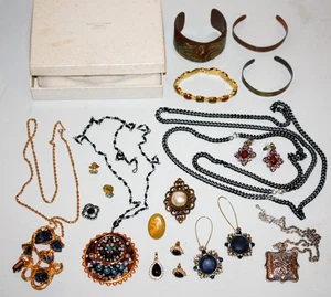 Modeschmuck Konvolut verschiedene Teile sehr schön - Lot 1 - Bild 1 von 2