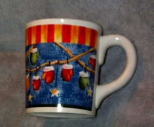 Sehr großer Weihnachtsbecher 4 3/4", Testritus Steinzeug, Fäustlinge hängen an Zweigen - Bild 1 von 3