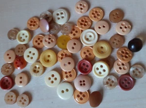 Knöpfe – 50 Stück , viele NEU - Konvolut BEIGE, ORANGE - Bild 1 von 4