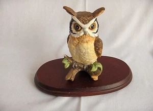 Estatuilla de búho pequeña pintada a mano bisque vintage estatua base de madera BONITA - Imagen 1 de 1